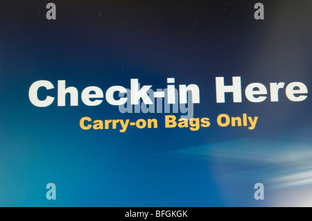 Fluggesellschaft beim Check-in zu dienen selbst boarding Pass-Kiosk. Stockfoto