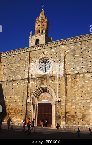 Die 13. Jahrhundert Kathedrale Santa Maria Assunta in Atri, Abruzzen, Italien. Stockfoto