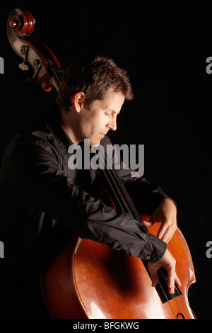 Man spielt Kontrabass, Seitenansicht Stockfoto