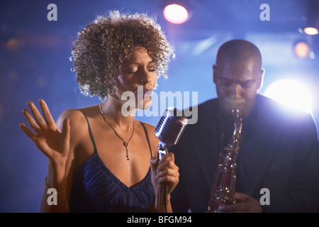 Jazz-Sänger und Saxophonist durchführen Stockfoto