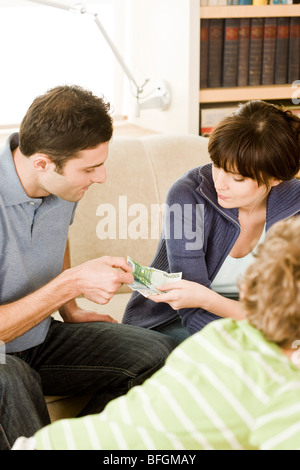 Eltern sprechen über Geld Stockfoto