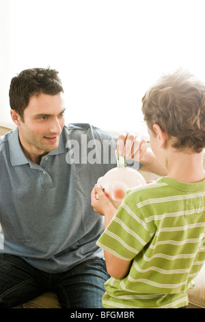 Vater Sohn Geld verleihen Stockfoto