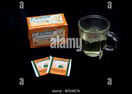 Delisse Mate De Coca Tee, ein traditionelles peruanische pflanzliches Getränk hergestellt mit Koka Blätter (Erythroxylum Coca) mit Kokain. Stockfoto