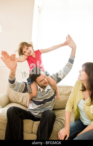 Familie zusammen auf Couch Standortwahl Stockfoto