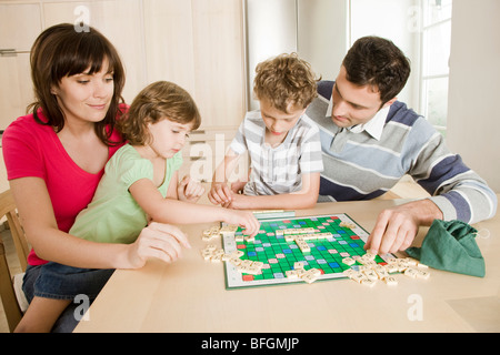 Familie spielen scrabble Stockfoto