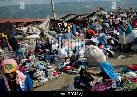 Frauen, die für den Verkauf von Kleidung im La Saline, Port-au-Prince, Haiti. Stockfoto