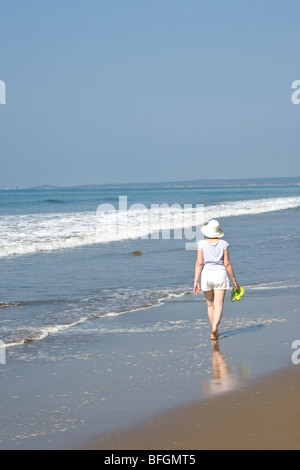 Rückansicht der Frau zu Fuß am Strand, Mexiko Stockfoto