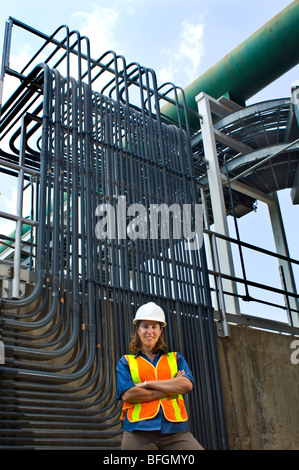 Weibliche Bauingenieur vor Wasserfilter-System, Chapel Hill, North Carolina Stockfoto