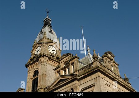 Das Rathaus in Kendal Cumbria UK unter einem strahlend blauen Himmel. Stockfoto