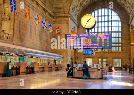 Union Station mit provinziellen Fahnen, Toronto, Ontario, Kanada Stockfoto