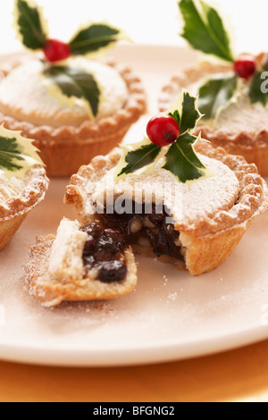 Dekorierte Mince Pies auf Teller, Nahaufnahme Stockfoto