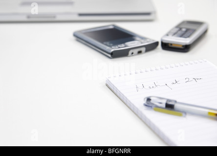 Treffen Mitteilung personenbezogener Daten-Assistent-Laptop und Handy, Nahaufnahme Stockfoto