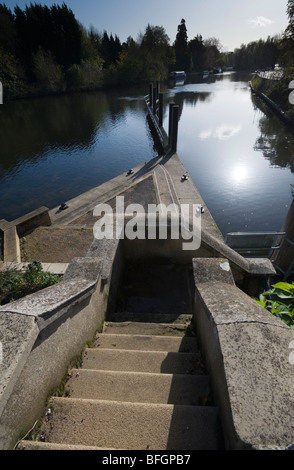 konkrete Schritte in Richtung der Themse in der Nähe von Boulters Lock Maidenhead Berkshire UK Stockfoto
