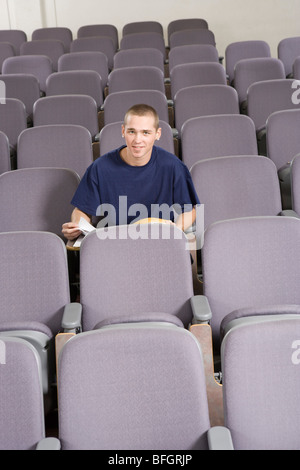 Männliche Schüler sitzen im Hörsaal, Porträt Stockfoto