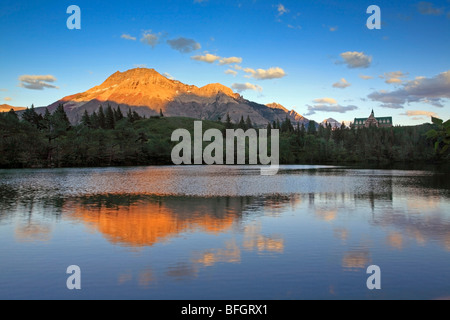 Prince Of Wales Hotel und Vimy Peak widerspiegelt im Hänfling See bei Sonnenuntergang. Waterton Lakes Nationalpark, Alberta, Kanada Stockfoto