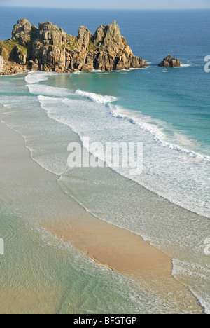 Logan Rock, Surf, Porthcurno Strand, Pedn Vounder Beach, South Coast, Cornwall, England, UK Stockfoto