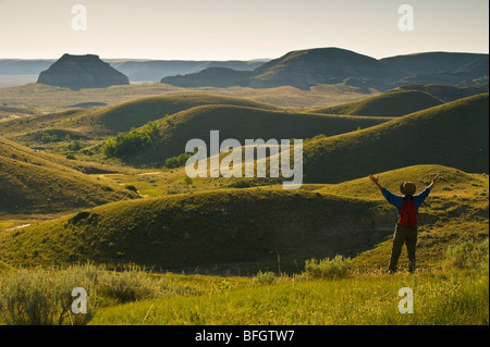 Ein Wanderer einen Blick auf Landschaft, Big Muddy Badlands, Saskatchewan, Kanada Stockfoto