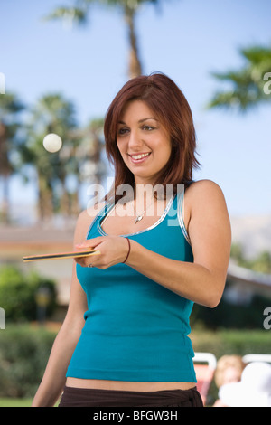 Junge Frau, Tischtennis im freien Stockfoto