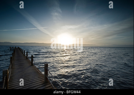 Sonnenaufgang über Taba Heights, Taba, Sinai, Rea Meer, Ägypten, Afrika, mit ruhigen blauen Wasser in den Vordergrund und Tauchen Steg nach links. Stockfoto