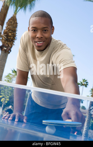 Junger Mann Tischtennis spielen, portrait Stockfoto