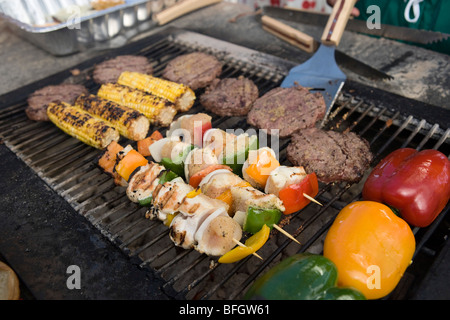 Burger und Döner auf Grill Stockfoto