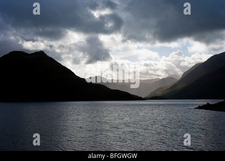 Dunkler und bedrohlicher Morgenblick über Crummock Water in Richtung Rannerdale Knotts im English Lake District Stockfoto