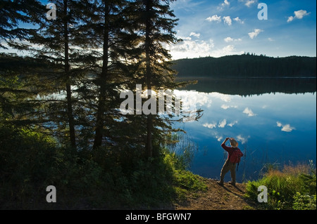 Wanderer auf der Suche über See. Barsch See, Duck Mountain Provincial Park, Manitoba, Kanada Stockfoto