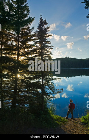 Wanderer auf der Suche über See. Barsch See, Duck Mountain Provincial Park, Manitoba, Kanada Stockfoto