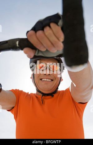 Senior woman Radfahren, niedrigen Winkel Ansicht Stockfoto
