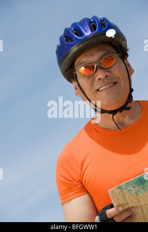 Ältere Menschen tragen Helm Stockfoto