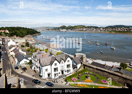 Die Mündung des Flusses Conwy in Conwy (Conway) von der Burg, Conwy, Wales gesehen Stockfoto