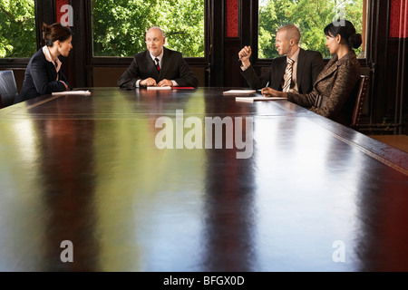 Unternehmer treffen um Konferenztisch Stockfoto