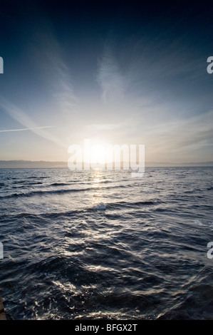 Sonnenaufgang über Taba Heights, Taba, Rea Meer, Ägypten, Afrika, mit ruhigen blauen Wasser im Vordergrund. Stockfoto