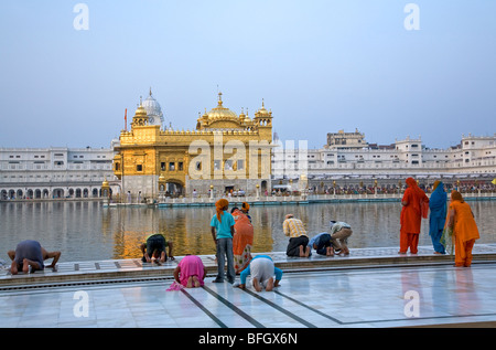 Sikhs Pilger niederwerfen vor dem goldenen Tempel. Amritsar. Punjab. Indien Stockfoto
