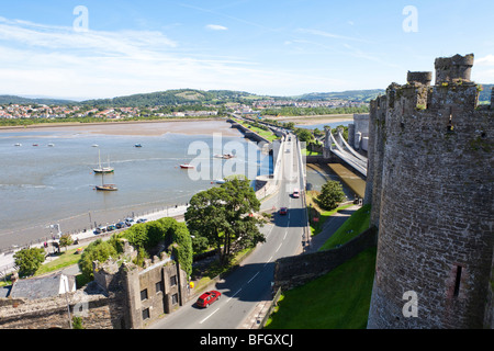 Die Brücken über der Mündung des Flusses Conwy in Conwy (Conway) von der Burg, Conwy, Wales gesehen Stockfoto