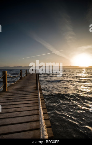 Sonnenaufgang über Taba Heights, Taba, Rea Meer, Ägypten, Afrika, mit einer Anlegestelle im Vordergrund ausgehen zum Meer. Stockfoto