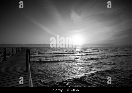 Sonnenaufgang über Taba Heights, Taba, Rea Meer, Ägypten, Afrika, mit einer Anlegestelle im Vordergrund ausgehen zum Meer. Stockfoto