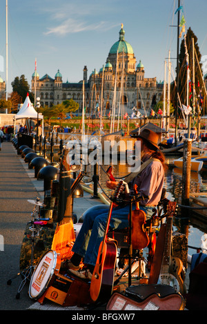 Straßenmusiker und Victoria Innenhafen während 2009 Swiftsure International Yacht Race, Victoria, Britisch-Kolumbien, Kanada Stockfoto