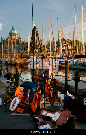 Straßenmusiker und Victoria Innenhafen während 2009 Swiftsure International Yacht Race, Victoria, Britisch-Kolumbien, Kanada Stockfoto