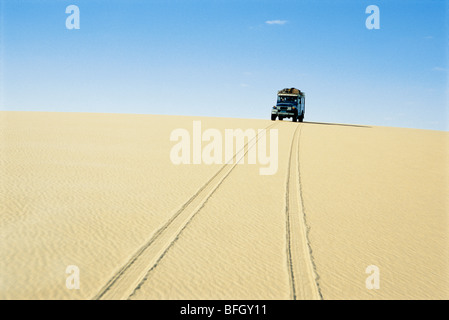 SUV Reifen Spuren im Sand Stockfoto