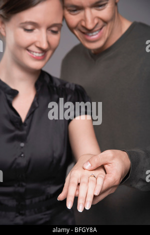 Paar betrachten Verlobungsring auf zarte Frauenhand Stockfoto