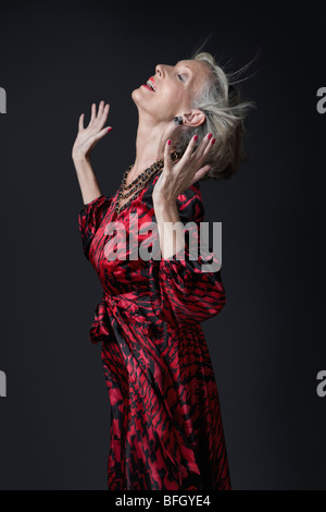 Ältere Frau mit Händen in der Luft Stockfoto