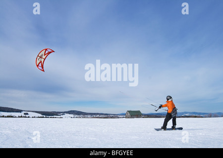 Paraskier gleiten bei hoher Geschwindigkeit auf die Schneeoberfläche als Wind bläst seinen Fallschirm. Quebec, Kanada Stockfoto