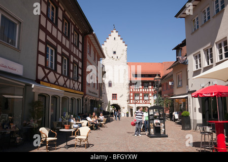 Gepflasterte Straße in der Altstadt innerhalb der Stadtmauern der Marktstrasse, Markdorf, Baden-Wurttemberg, Deutschland, Europa. Stockfoto