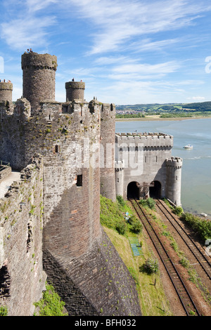 (Conway) Conwy Castle, Conwy, Wales - zeigt das Ende des Robert Stephensons Eisenbahn Brücke über den Fluss Conwy Stockfoto