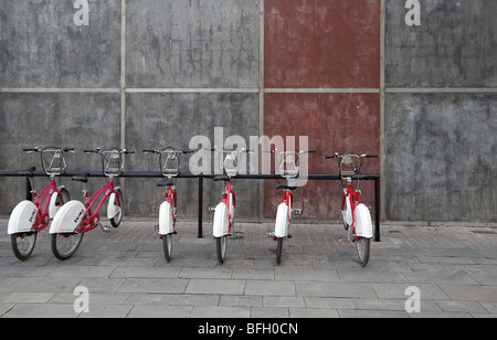 Pay As You Go Leihräder auf Fahrradträger in Barcelona Stockfoto