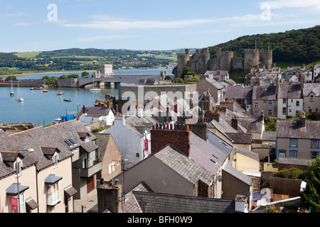 Der Blick aus der defensive mittelalterlichen Stadtmauern über die Stadt Conwy (Conway) in Richtung der Burg, Conwy, Wales Stockfoto