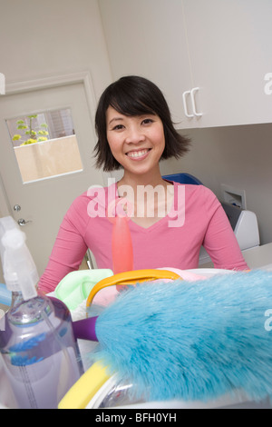 Frau, die Hausarbeit Stockfoto