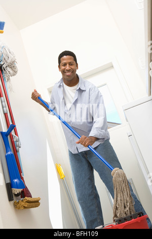 Mann wischen Boden Stockfoto