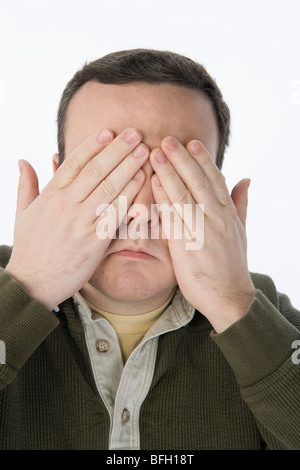Mann Kopf kratzen, Blick nach oben Stockfoto
